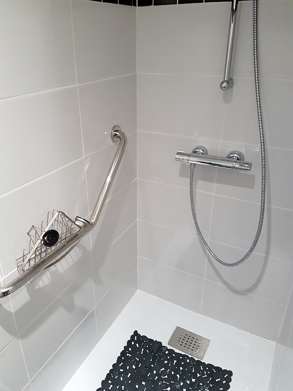 salle de bain avec douche appartement 209